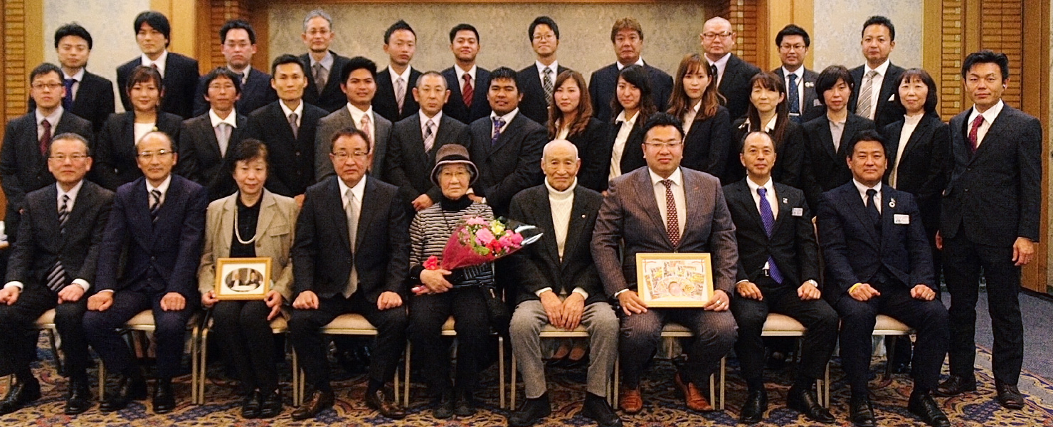 スタッフの集合写真